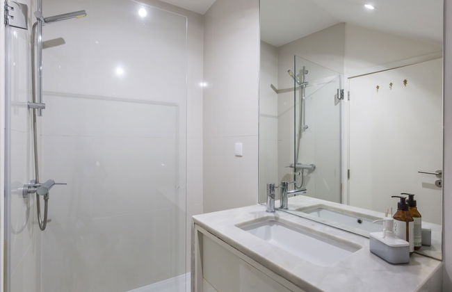 Bright 3BR Flat w/ AC in City Center by LovelyStay - Photo 70