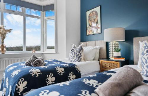 LONG TERM STAY SPECIAL OFFER AVAILABLE! 5-Bedroom Spacious, Stunning Design, Sociable Areas & Cosy House Near South Downs Park, Sleeps 11 with GAMES Room, PRIVATE PARKING and GARDEN - by Blue Puffin Stays - Foto 55