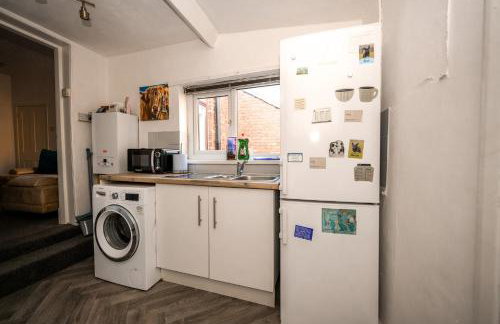 Apt - Sleeps 10 - Parking - Ideal for Contractors - Photo 11
