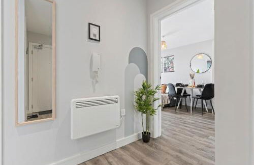 Tropical Suite - 2 Bed 2 Bath City Centre Netflix Games - Exclusive Weekly and Monthly DEALS - Raozee Homes - Foto 33