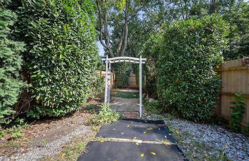 Main Line Manor 3BR with King Beds & Patio & Backyard - Foto 27