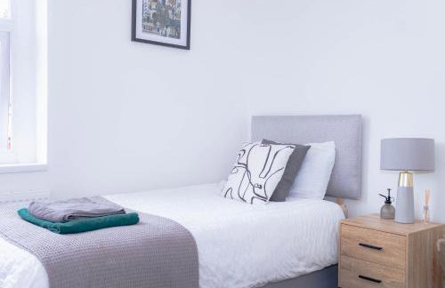 Templar House - Sleeps 6, Special Weekly Monthly Stay Rates, Central Location with FREE Parking, FREE WiFi, Perfect for ALTON TOWERS & M6 - Foto 15