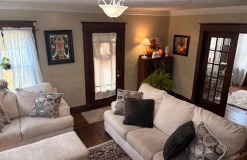 Tree House 6 bedrooms, 2 blocks from everything - Foto 1