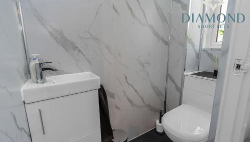 Brand New 4 Bedroom House - Sleeps 4 Fully Equipped, Free Parking, WiFi, Perfect for CONTRACTORS by Diamond Short Lets - Foto 4