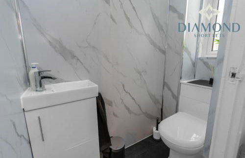 Brand New 4 Bedroom House - Sleeps 4 Fully Equipped, Free Parking, WiFi, Perfect for CONTRACTORS by Diamond Short Lets - Photo 4