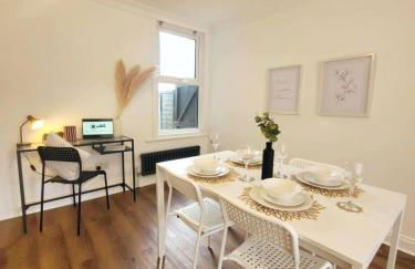 3-Bed, Sleeps 6, 1 Bath, Parking, WiFi - Photo 2