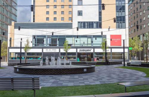 Sleek Apartment with Balcony - City Centre - Free Parking, Fast WiFi and 55'' Smart TV by Yoko Property - Foto 23