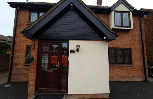 London Luxury 6 Bedroom Family House Sleeps 12 people Parking for 4 Cars Close to tube. - Foto 21