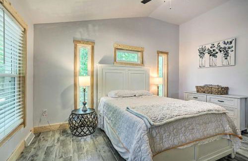 Modern Moncks Corner Home with Fenced Backyard! - Foto 11