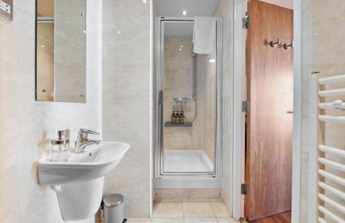 Central 2BR Park Royal Apartment with Balcony and Parking - Photo 12