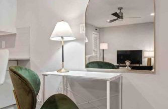 Quiet neighborhood steps away from Downtown stores - Foto 4