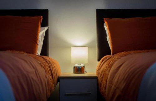 4 Bed Detached Home-Gloucester-Sleeps 10-Parking for 3-Work or Leisure - Foto 4