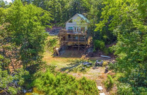 Lakefront Retreat with Multi-Level Deck and Dock! - Foto 28