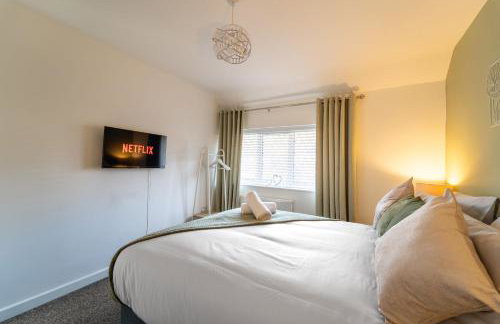 Cosy 3-Bed House With Parking, 5 Mins to QE & Uni - Photo 17