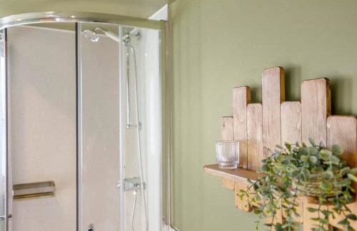 Luxury Plymouth Work & Stay House - Photo 16