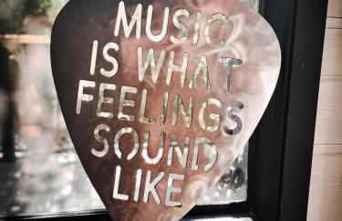 Haven at Cedar Haus Luxury 1BR Escape w Hot Tub EV Charger Gourmet Kitchen Fully Fenced Yard Dogs OK - Foto 25