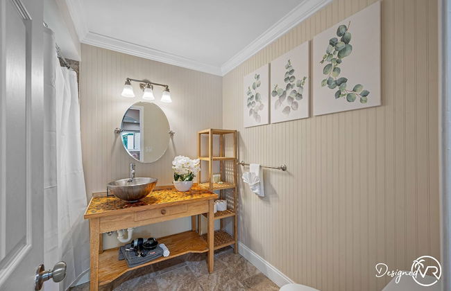 8BR Villa with Heated Pool Near Beach - Foto 48