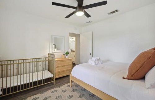 Allen Abode - 4 Bedrm Pool Fire Pit Charm - Photo 24