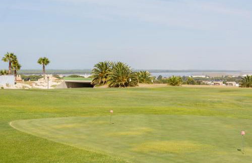 Bonito apartamento en campo de golf con piscina - Photo 23