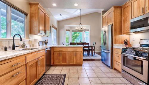 Spacious 4BD 3BA with hot tub, fire pit, and wraparound deck - Foto 5, stove, dishwasher