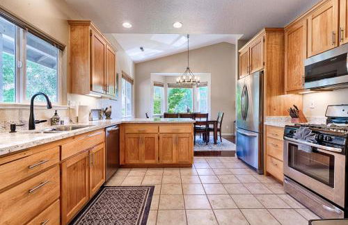 Spacious 4BD 3BA with hot tub, fire pit, and wraparound deck - Foto 5