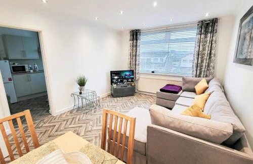 Lovely & modern 2-Bedroom Flat above shop in Tonteg - Foto 1