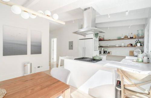 Charming Victorian Oasis with an Elegant and Spacious Haven - Foto 36