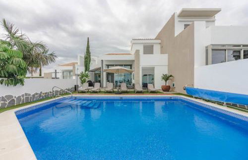 Villa Isabella, Luxury Villa with Heated Pool Ocean View in Adeje, Tenerife - Foto 15