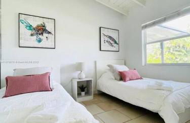 Tropical Oasis House Private Pool Family Yard - Photo 16