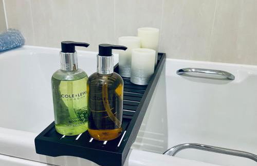 Spacious 4 Bedroom, 3 Bath House by Jesswood Properties Contractors, Business and Leisure with Free Parking and WIFI - Foto 15