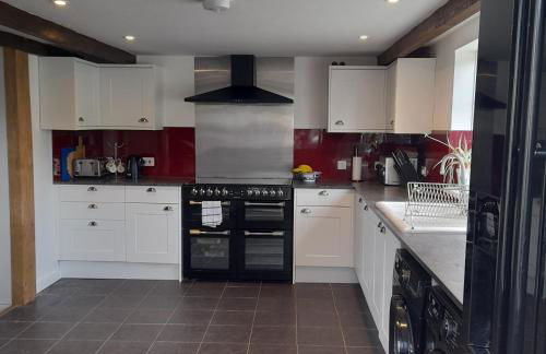 Family-Friendly Devon Farmhouse, sleeps 11, with Indoor Heated Pool, Dartmoor Views & Tarka Trail Access - Photo 6