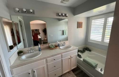 Cadbury 4BR Outdoor Kitchen Sleeps 8 Peaceful - Photo 13