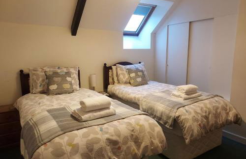 Rural Farm Stay with 6 cottages, 4 miles to Barnstaple, Pet friendly, Daily animal experiences, Outdoor heated pool, Games barn, Free fast WiFi, Free parking - Foto 47