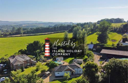 Adgestone Villa - A Luxurious Countryside Escape with Heated Pool, Near Sandown Beach, Dog Friendly in Rural Sandown - Perfect Getaway for Family & Friends - Photo 1