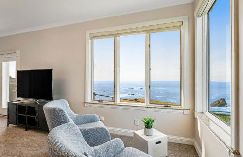 Oceantfront Estate with Luxury Kitchen & Game Room - Photo 13