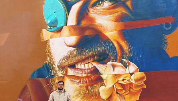 Artiste posant avec son œuvre