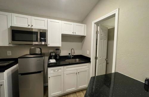 New Midtown Studio with Full Kitchen (Unit C) - Foto 31
