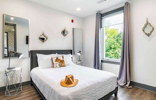 Lindsley by Avantstay Balcony + Modern Design A+ Downtown Location - Photo 5