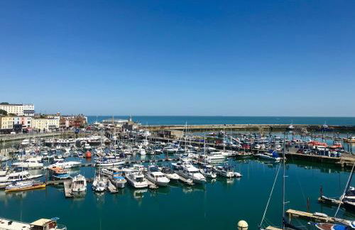 Marina Retreat - Stunning 4 bedroom, 3 bathroom house with harbour views! - Foto 19