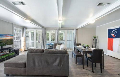 Piney Woods I Ping Pong I By SHSU I TV I Sleeps 11 - Foto 1