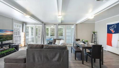 Piney Woods I Ping Pong I By SHSU I TV I Sleeps 11 - Foto 1