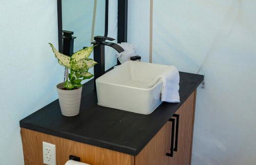 Treehouse Glamping at Pecan Haven W Hot Tub - Foto 33