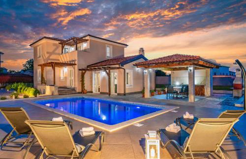 Villa Niko, your Ideal Summer Oasis near Poreč - Foto 1