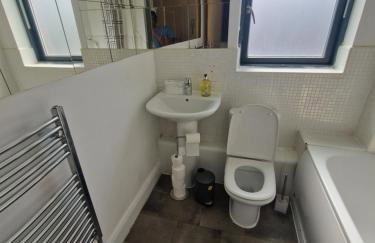 Birmingham City Centre Cosy 2 Double Bedroom Apartment Free Parking Workspace and close to O2 Arena - Photo 25