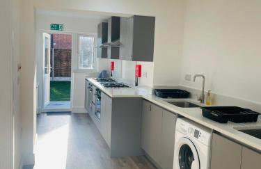 Newly Refubirshed House, Ideal for group Stay- 5 En-suite beds, close to Heathrow & 5 mins from Hayes Stn - Elizabeth Line - Foto 8