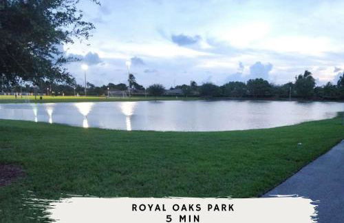 Luxury Tropical Living , 4BR w Backyard Pool Oasis - Foto 51