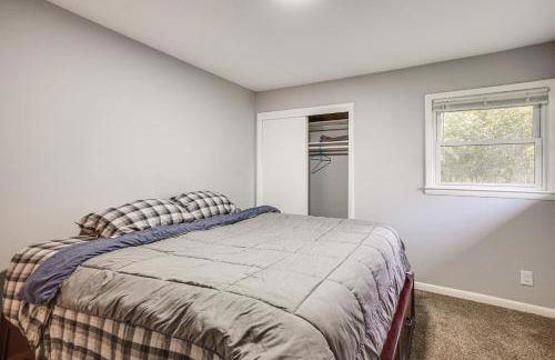 Peaceful Retreat with Yard 2 Mi to Pewaukee Lake! - Foto 14