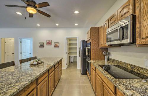 3 Mi to Rainbow Lake Home with Hot Tub and Deck - Foto 10