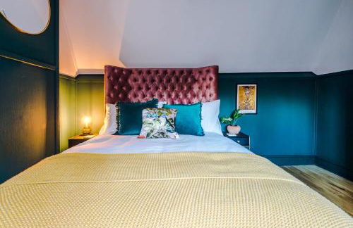 Unique 4 Bed Home in The Windsor Tapestries by Casa by Grace - Sleeps 7-9, Private Hot Tub Hire, Free Parking, Dog Friendly, Legoland, Windsor Castle - Foto 17