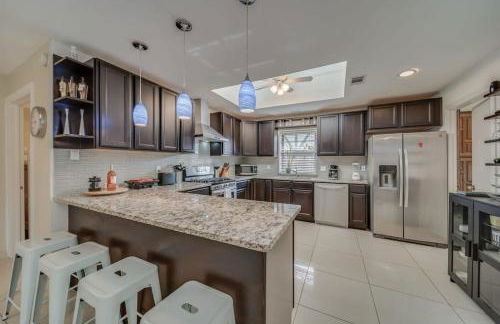 Central Plano 4-BD 2-BA Pool Retreat, Sleeps 10 - Foto 7